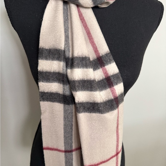 Burberry Giant-Check Cashmere Scarf - Picture 2 of 5